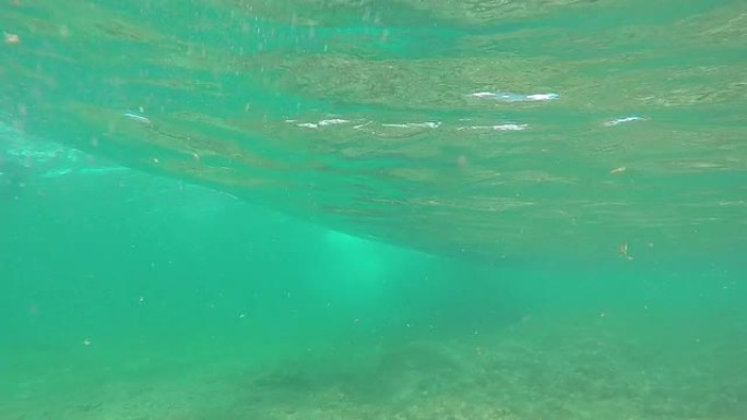 水下慢动作: 冲浪者在阳光明媚的夏天骑着大浪