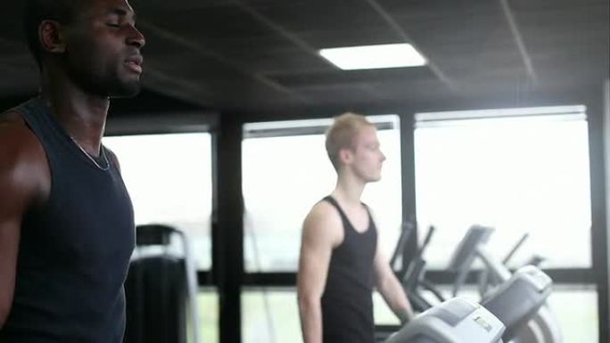 在跑步机上行走跑步机上行走健身外国黑人