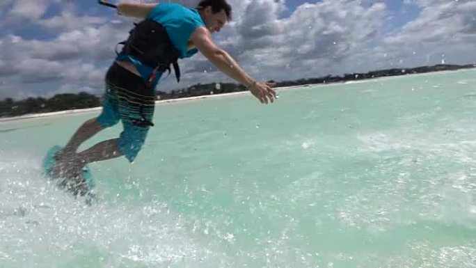慢动作特写: 冲浪者做风筝冲浪转向飞溅的海水滴