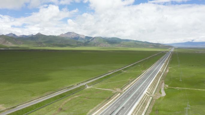牧区高速基础建设笔直的高速蓝天白云高速路