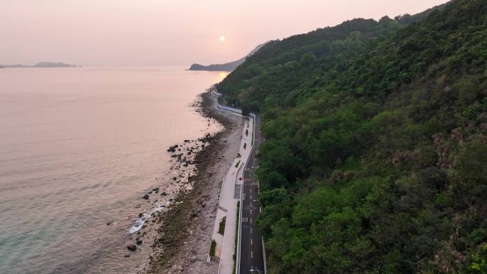 日出时分海边的公路