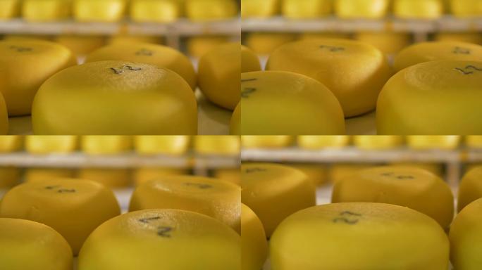 储存奶酪的亮黄色蜡盖。