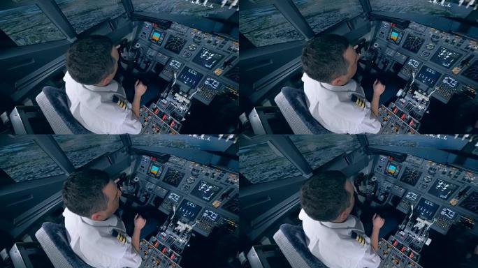 飞行员在飞行模拟器中控制飞机。