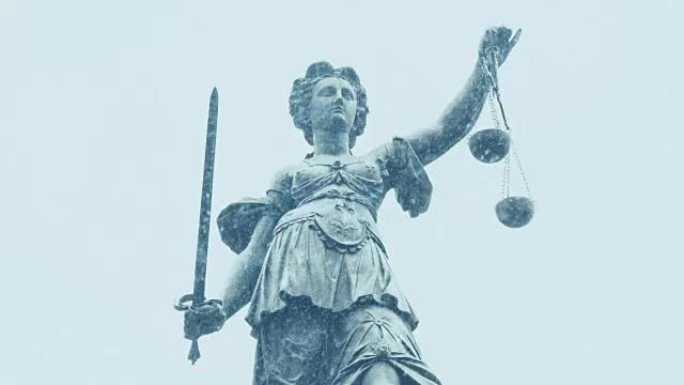 暴风雪中的正义雕像