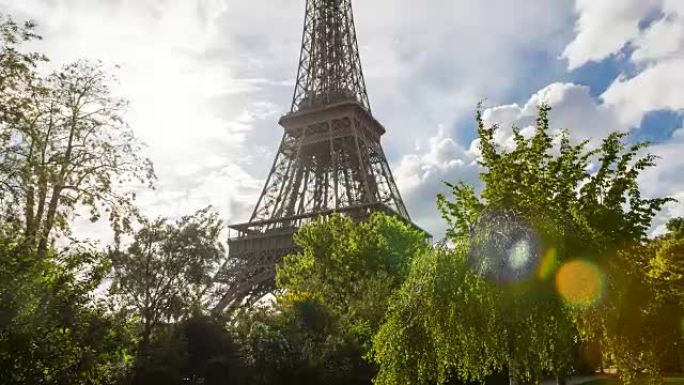 站在巴黎战神花园，仰望埃菲尔铁塔