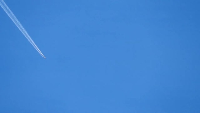 飞机在蓝天上制造蒸气痕迹