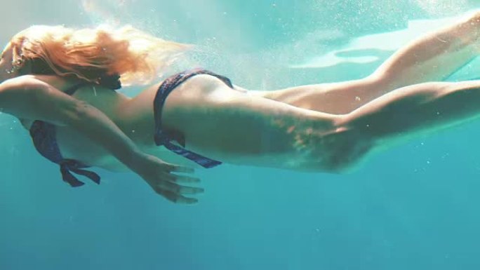 漂亮女人在水下游泳
