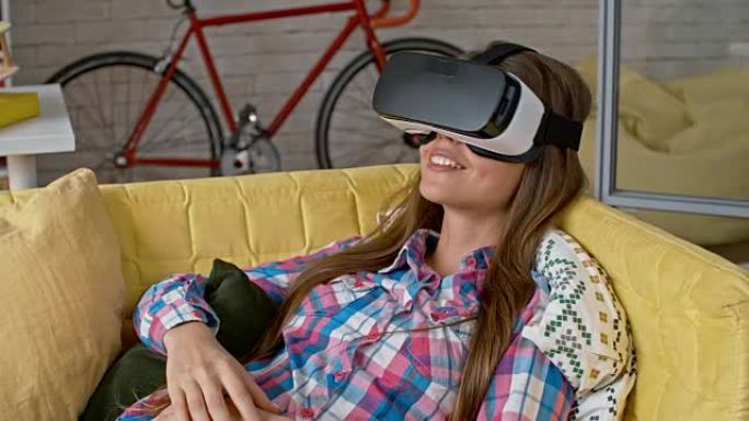 年轻女子在VR耳机中放松