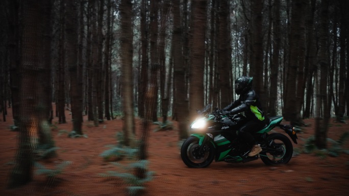 机车丛林越野骑车骑行穿越丛林徒行摩托车