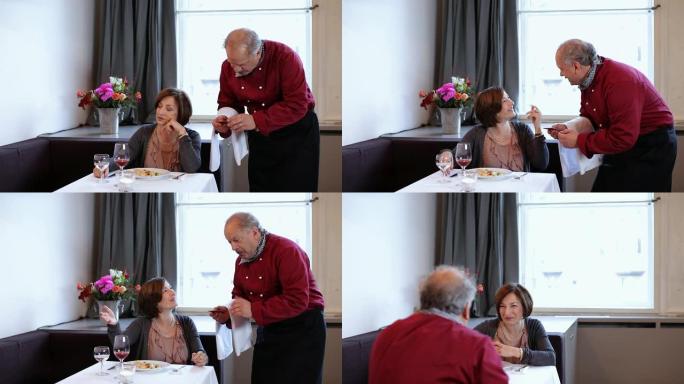 继承人在餐厅付款，厨师认出了她过去的样子