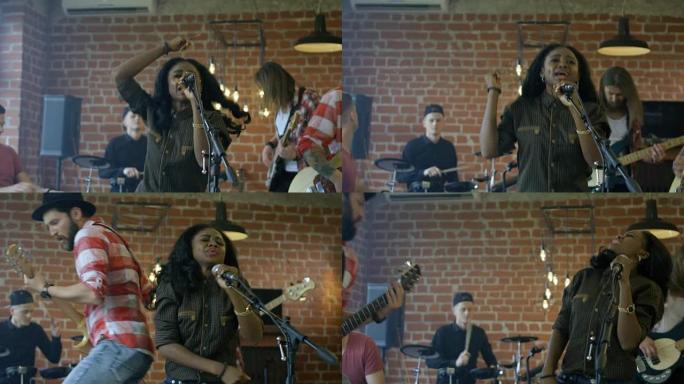 黑人女孩与乐队一起唱歌