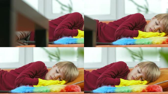高清多莉: 男孩在做家务时睡着了