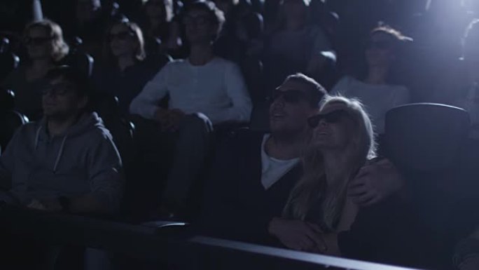 人们在电影院看5d电影放映时玩得很开心。