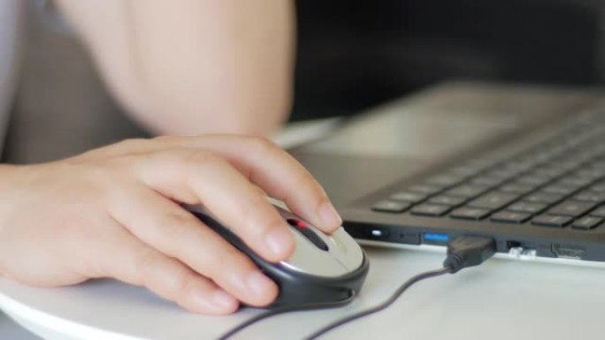 女人的手在笔记本电脑键盘上使用和打字