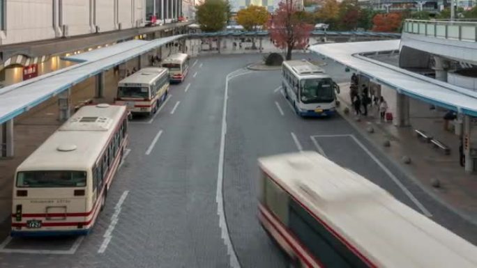 延时: 旅客拥挤在公交车站终点站郡山中央火车站