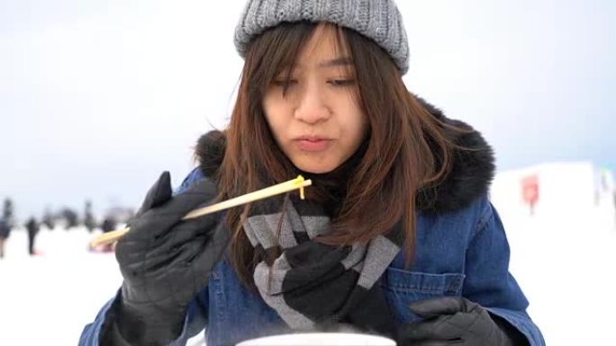 亚洲女人在雪冬吃速溶拉面