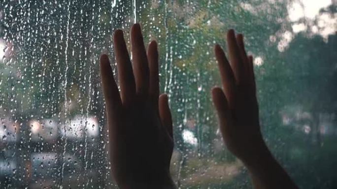 雨天用手触摸窗户