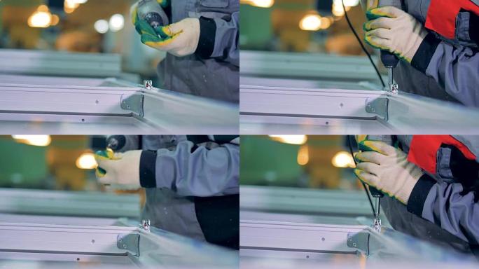 工人将金属锁固定在PVC窗户型材上。