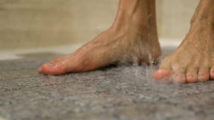 淋浴中的脚