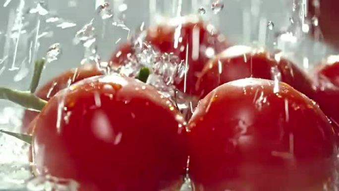 将西红柿浸泡在水中