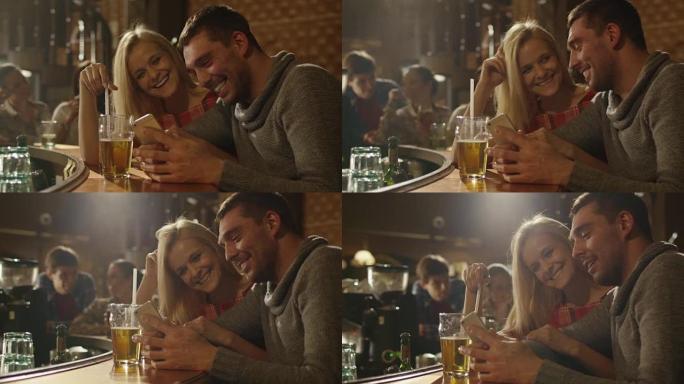 男人和女人在使用智能手机并在酒吧里玩得开心时会笑。
