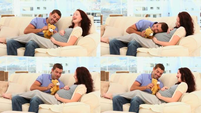 可爱的夫妇玩泰迪熊