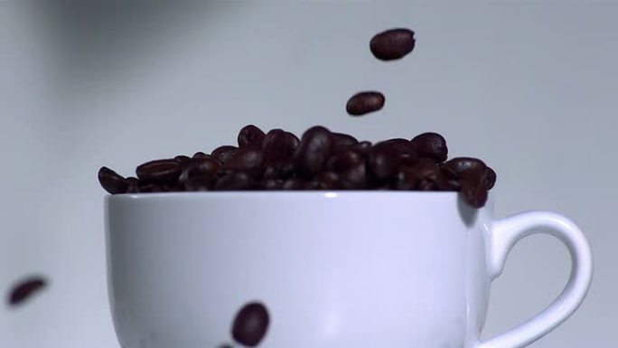 白色杯子里溢出的咖啡豆