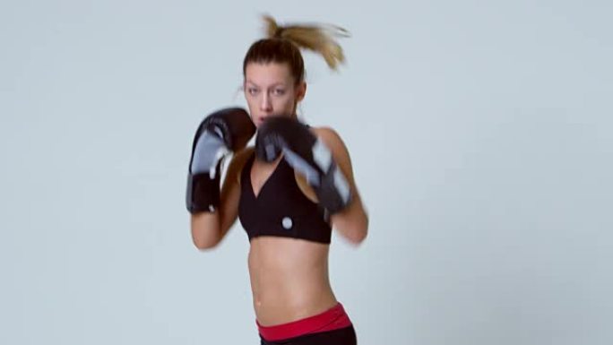 运动年轻的金发女子影子拳击，在R3D上拍摄