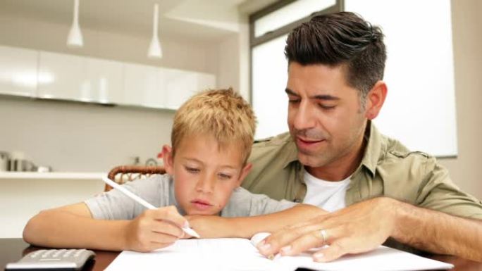 父亲帮儿子做作业