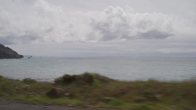 驾驶汽车欣赏海景大海风光