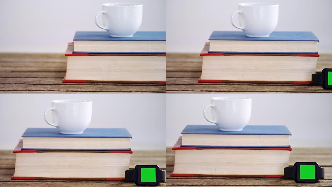 木桌4k上的书籍、咖啡杯和智能手表