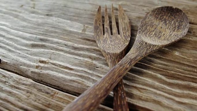 桌子上的木勺和叉子