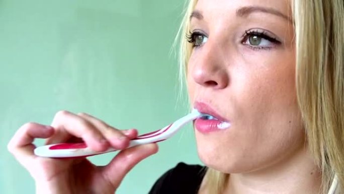 少女刷牙的慢动作序列