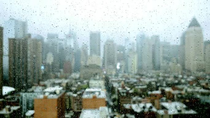 窗户上的降雨。城市的恶劣天气。