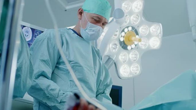 在手术室进行低角度射击，在侵入性手术期间，助手将仪器传递给首席外科医生。在现代医院进行手术的专业医生