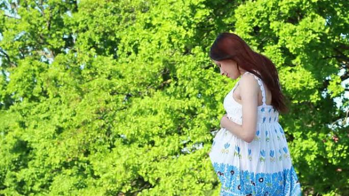 照顾她怀孕的肚子