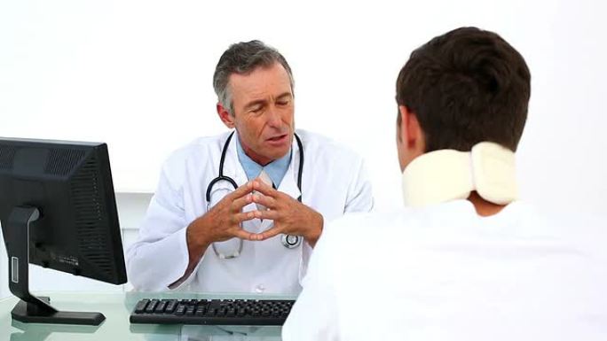 病人在颈托听他的医生