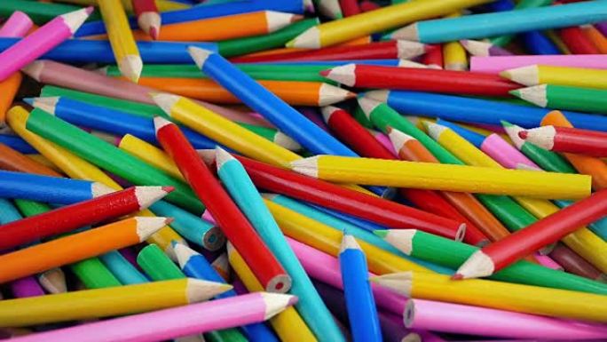 一堆彩色铅笔