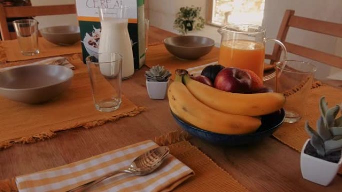 厨房餐桌上供应谷物和水果的健康早餐