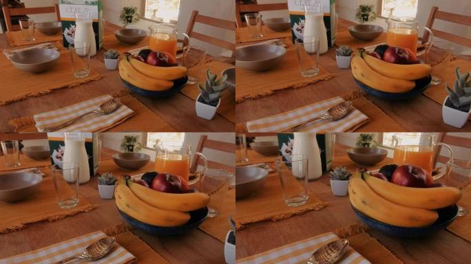 厨房餐桌上供应谷物和水果的健康早餐