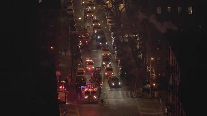 晚上站在城市街道上的消防车的鸟瞰图。汽车、交通、警示灯
