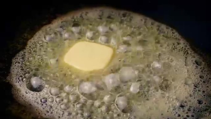 黄油在煎锅中融化成气泡