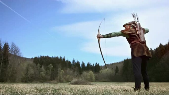 高清超级慢莫: 中世纪弓箭手在林地林间空地狩猎