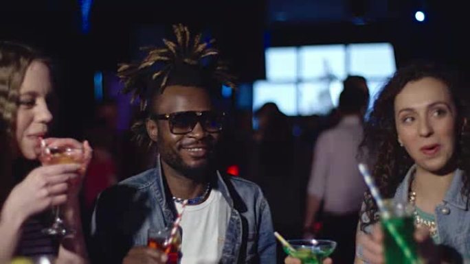 夜总会里欢呼的朋友