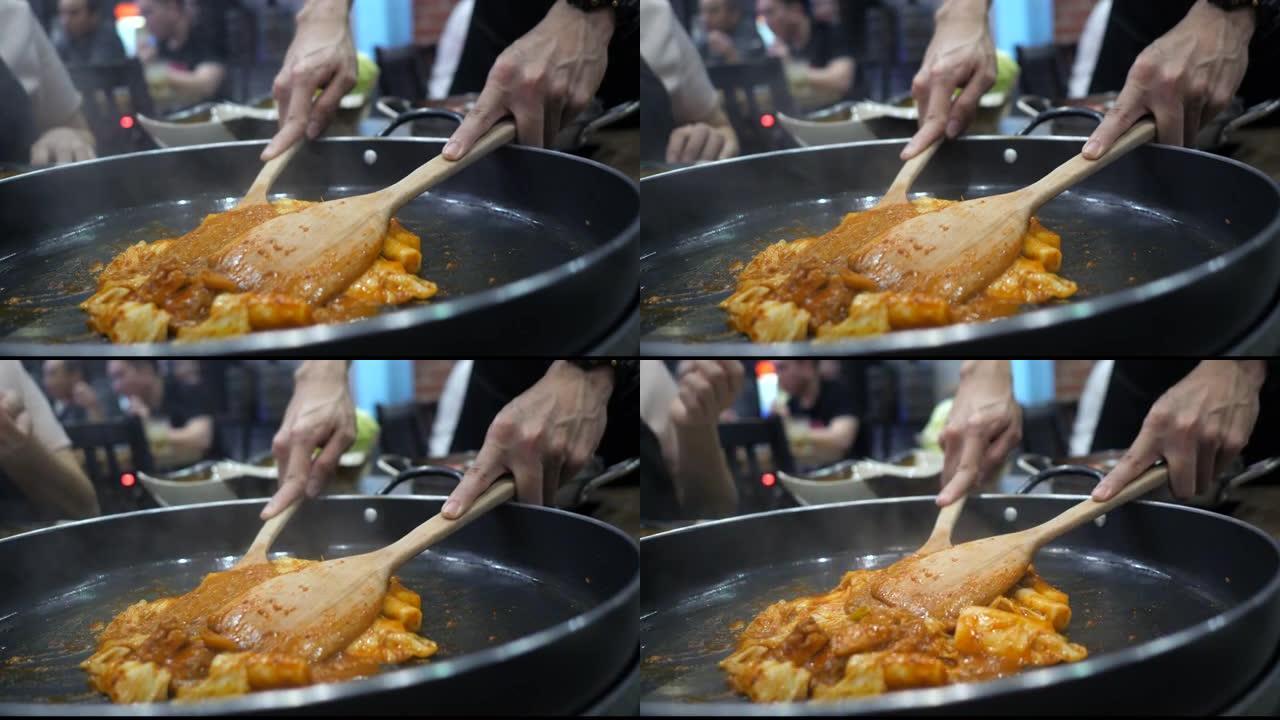 SLO-MO: 厨师用平底锅做饭