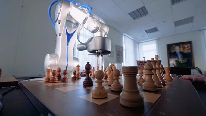 创新机器人象棋人工智能与人类下棋。
