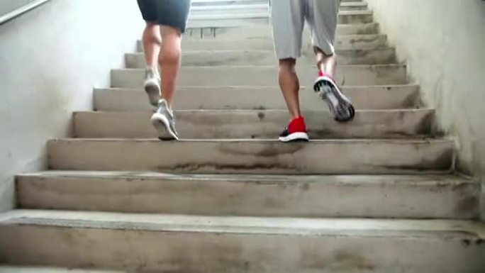 两个年轻人在锻炼，跑上楼梯