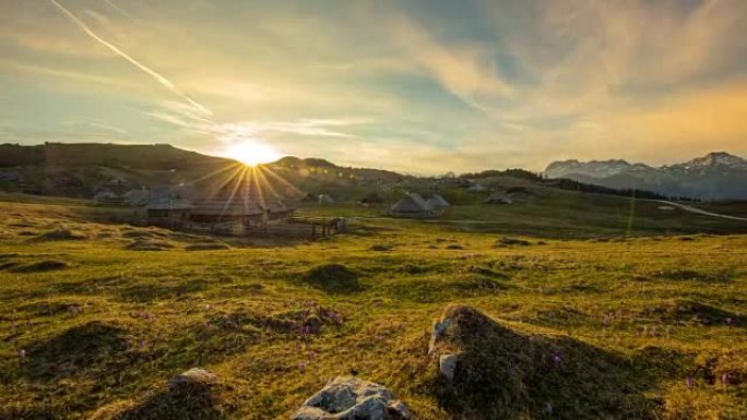 斯洛文尼亚Velika Planina，赫德森斯定居点，宁静、田园诗般的山脉景观上的WS时光流逝日出