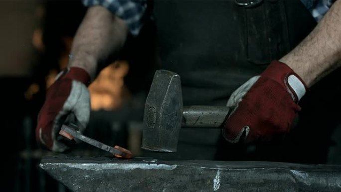 高清超慢动作: 铁匠锻造马蹄铁
