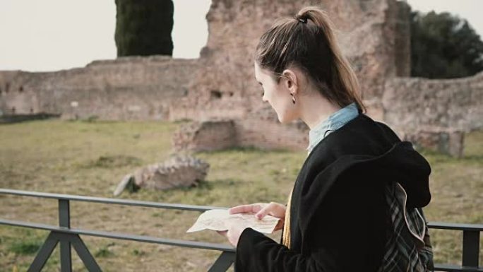 在意大利罗马旅行期间，漂亮女孩参观了Domus Augustana的下层。女人看着地图